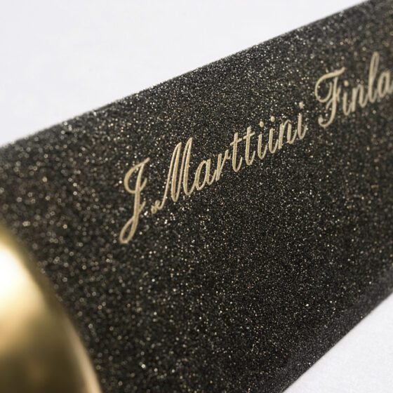 Kniv med tydelig lasermærkning fra Cencorp’s lasermarkeringsløsninger