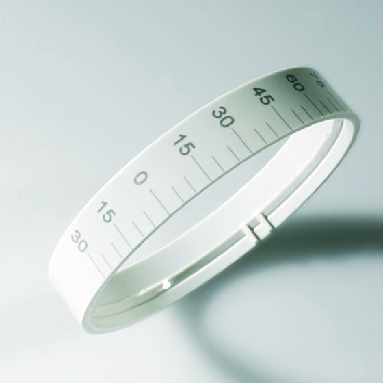 Plastdel med skarp lasermærkning for identifikation