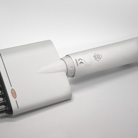 Plastdel med skarp lasermærkning for identifikation