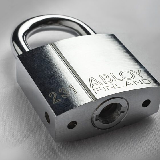 Hængelås med tydelig lasermærkning fra Cencorp’s lasermarkeringsløsninger